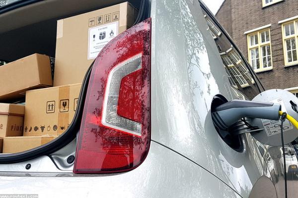 Ford Transit Custom obok VW Transporter — test porównawczy vanów