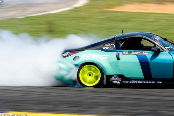 Tuning i modyfikacje — niebieskie sportowe auto nocą