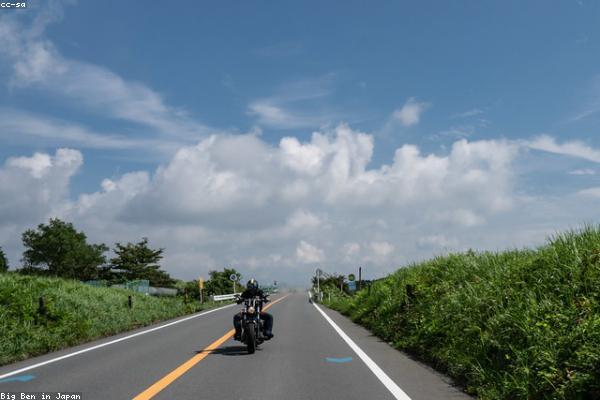 Motocykle — sportowy motocykl na drodze