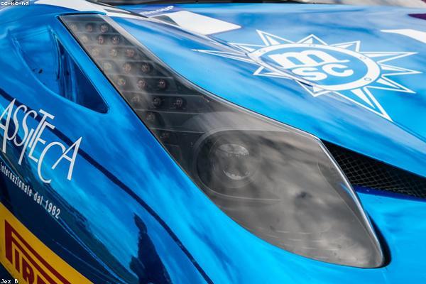 Auto z folią i zestawem aerodynamicznym — tuning wizualny lato 2026