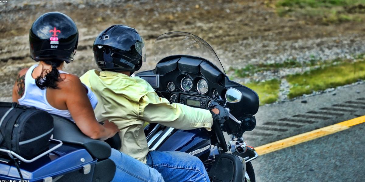 Sportowy motocykl na drodze — motocykl turystyczny