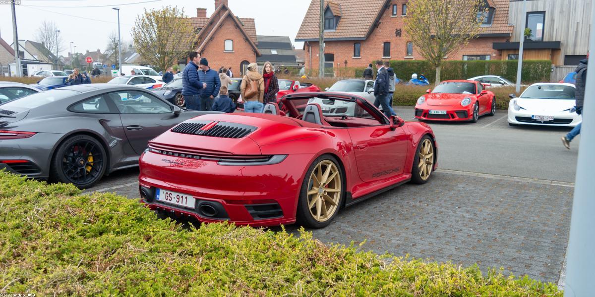 Porsche 911 Carrera GTS 2025 — srebrne klasyczne 911 na drodze górskiej